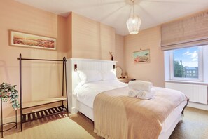 3 Schlafzimmer, Schreibtisch, Bügeleisen/Bügelbrett, Reisekinderbett