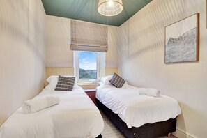 3 bedrooms, desk, iron/ironing board, travel crib