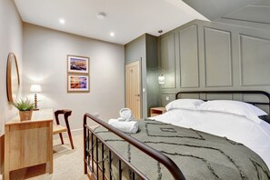 3 bedrooms, desk, iron/ironing board, travel crib