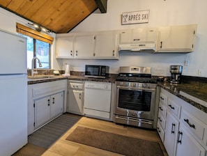 Refrigerador, microondas, lavavajillas y cafetera y tetera 