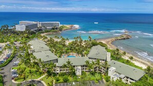 Un resort con varias construcciones, una piscina y acceso directo a la playa.