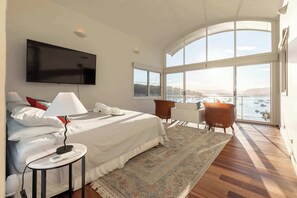 5 bedrooms, desk, iron/ironing board, WiFi