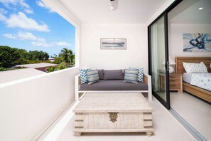 3 bedrooms, desk, WiFi, bed sheets