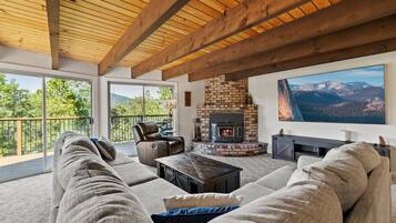 Una televisión, una chimenea