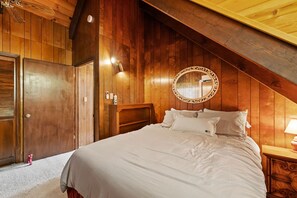4 bedrooms, desk, travel cot, WiFi