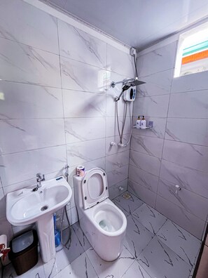 Ducha, secador de pelo, bidet, toallas
