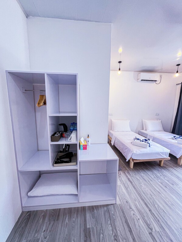1 habitación, tabla de planchar con plancha, wifi y ropa de cama