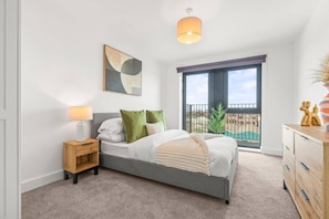2 habitaciones, tabla de planchar con plancha, wifi y ropa de cama