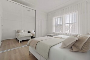 2 bedrooms, iron/ironing board, WiFi - North Bondi Coastal Retreat (North Bondi)