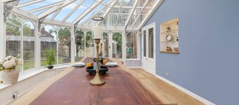 East Sussex Manor | Sleeps 12 | Hot Tub & Parking