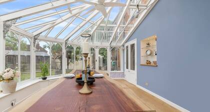 East Sussex Manor | Sleeps 12 | Hot Tub & Parking