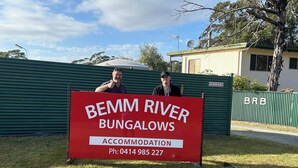 Une enseigne indiquant l’emplacement de « Bemm River Bungalows », avec un numéro de téléphone à contacter.
