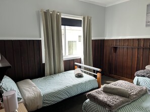 1 slaapkamer, een strijkplank/strijkijzer, wifi, beddengoed