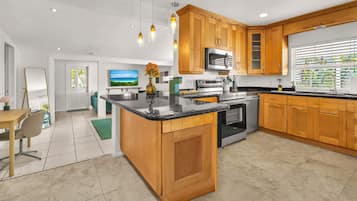 Kylskåp, mikrovågsugn, ugn och spishäll