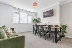 Interior - Esmerelda  | Sleeps 8 | Contractors | Free Parking (Bristol)