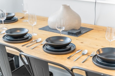 Dining. Esmerelda | Sleeps 8 | Contractors | Free Parking