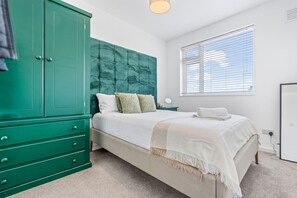 4 bedrooms, iron/ironing board, WiFi, bed sheets