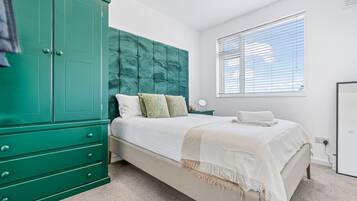 4 bedrooms, iron/ironing board, free WiFi, bed sheets