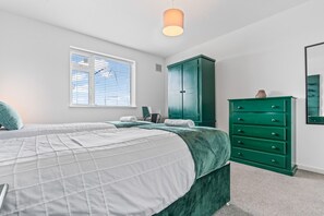 4 bedrooms, iron/ironing board, WiFi, bed sheets