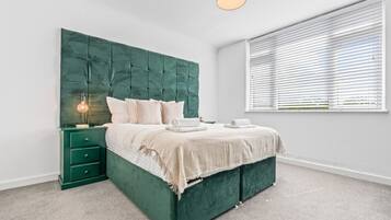 4 bedrooms, iron/ironing board, WiFi, bed sheets