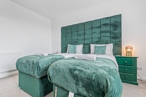 4 bedrooms, iron/ironing board, free WiFi, bed sheets - Esmerelda  | Sleeps 8 | Contractors | Free Parking (Bristol)