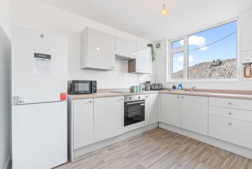 Esmerelda  | Sleeps 8 | Contractors | Free Parking