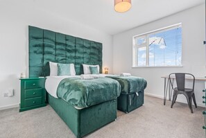 4 bedrooms, iron/ironing board, WiFi, bed sheets