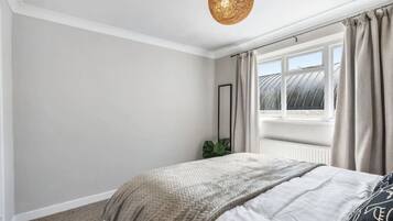 3 bedrooms, iron/ironing board, WiFi, bed sheets