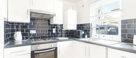 Refrigerador, microondas, horno, placa de cocina