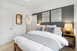 4 bedrooms, desk, iron/ironing board, WiFi