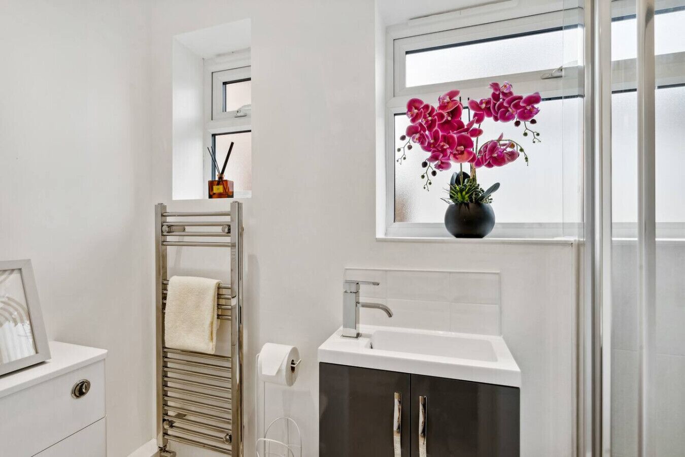 Serviettes fournies, papier toilette