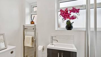 Serviettes fournies, papier toilette