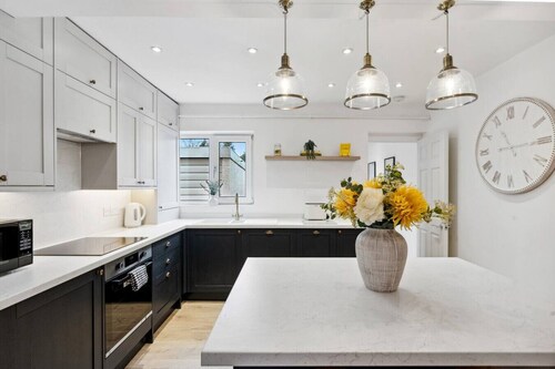 The Guildford Manor | Free Parking | 6 Beds