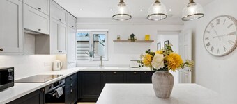 The Guildford Manor | Free Parking | 6 Beds