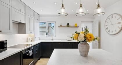 The Guildford Manor | Free Parking | 6 Beds