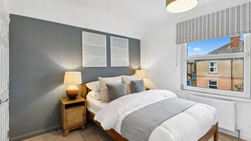 4 bedrooms, desk, iron/ironing board, free WiFi