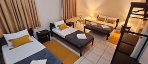 Conjugado Quadruplo | Free WiFi, bed sheets