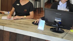 A hotel reception desk with a sign reading "HOTEL BARBACENA". - Hotel Barbacena (Barbacena)