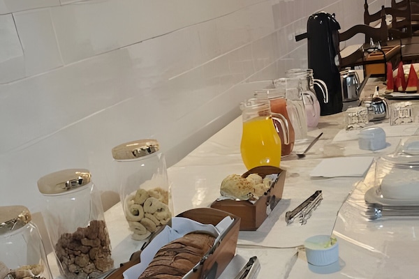 Café da manhã com buffet grátis todos os dias