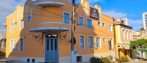 Fachada de la propiedad