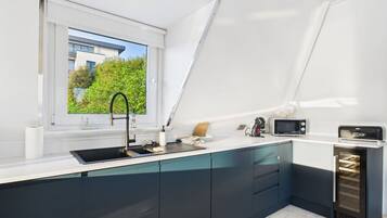 Køleskab, mikrobølgeovn, ovn, kogeplade