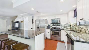 Micro-ondes, plaque de cuisson, lave-vaisselle, cafetière/bouilloire