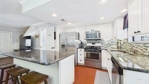 Microondas, placa de cocina, lavavajillas y cafetera o tetera