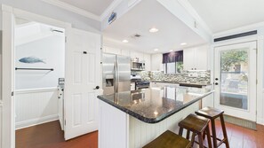 Kylskåp, mikrovågsugn, ugn och spishäll