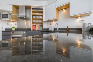 Kühlschrank, Mikrowelle, Ofen, Herdplatte