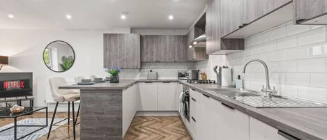 Een koelkast, een microgolfoven, een oven, een kookplaat