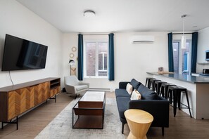 Living area - Sophisticated Stay - Chic 2BR in Mile End/Plateau (Montréal)