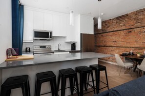 Private kitchen - Sophisticated Stay - Chic 2BR in Mile End/Plateau (Montréal)