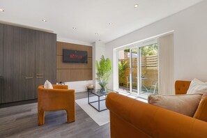 Interior - Spacious 3BR Hove Home • Sleeps 8 • Free Parking (Brighton and Hove)