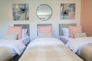 3 habitaciones, tabla de planchar con plancha, wifi y ropa de cama
